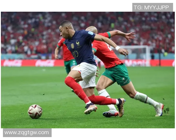 追逐绿茵梦想的足球球星背影素描艺术之美